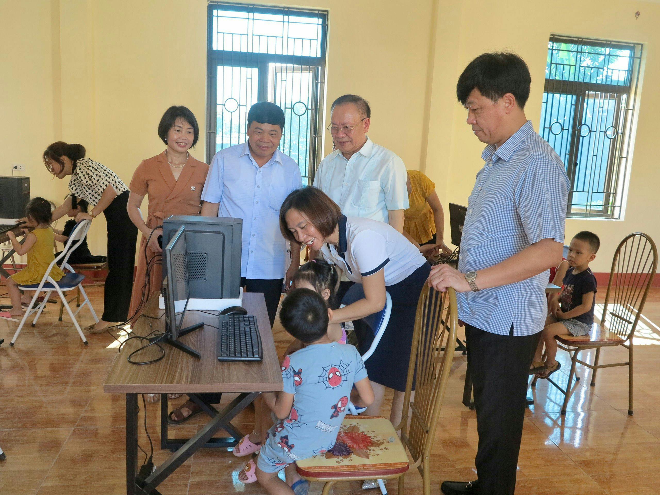 Công ty cổ phần Ao Vua tiếp tục trao tặng phòng máy vi tính đến trường mầm non Trung Thịnh