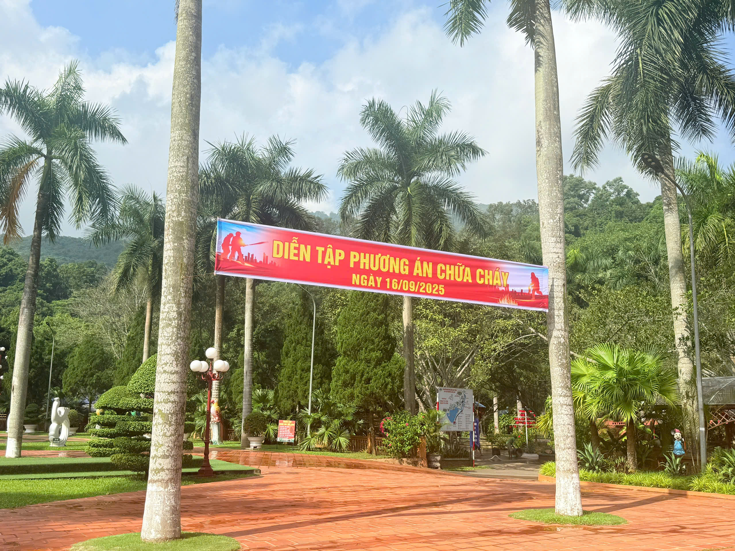 PHỐI HỢP THỰC TẬP PHƯƠNG ÁN CHỮA CHÁY VÀ CỨU NẠN, CỨU HỘ TẠI KHU DU LỊCH AO VUA