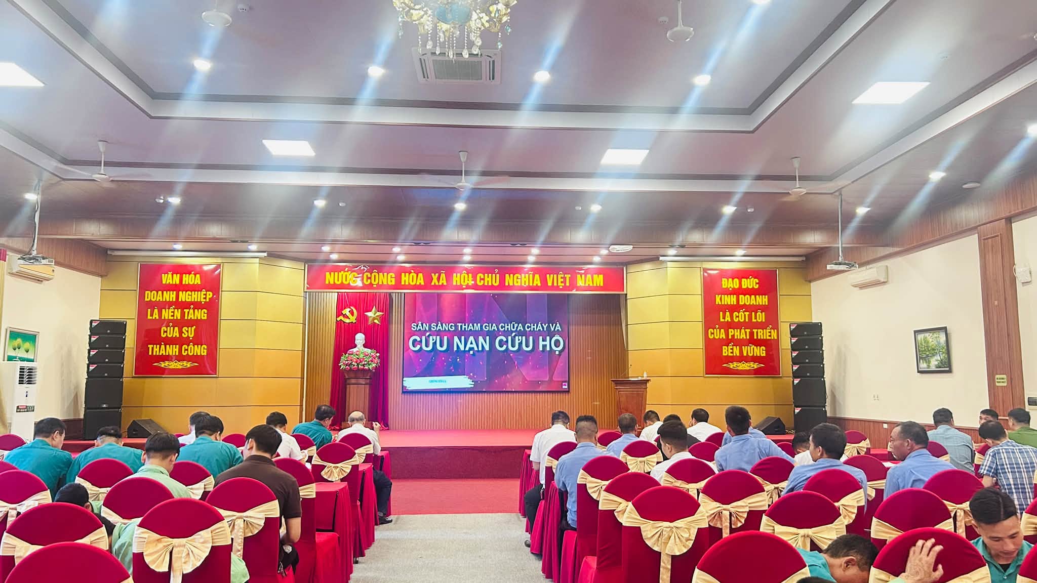 AO VUA TẬP HUẤN PHÒNG CHÁY CHỮA CHÁY & CỨU NẠN, CỨU HỘ